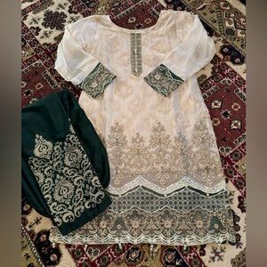 Women’s brand new Indian Pakistani desi traditional outfit size medium two piece